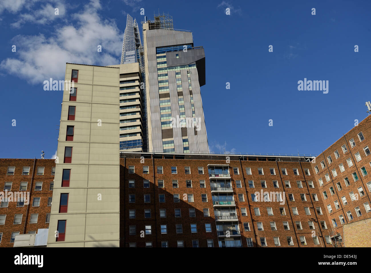 Guys Hospital, Londres, Royaume-Uni en cours de reconstruction, avec le Shard en arrière-plan Banque D'Images