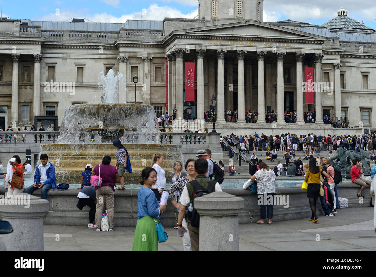 La foule en face de la National Gallery à Trafalgar Square, Londres, lors d'une journée ensoleillée en été Banque D'Images