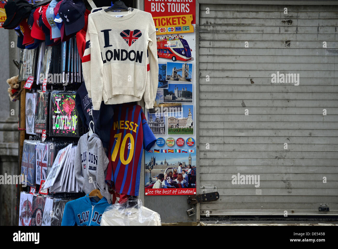 Marché de rue de Londres avec le kit Messi Barcelona et j'adore London Jumper Banque D'Images