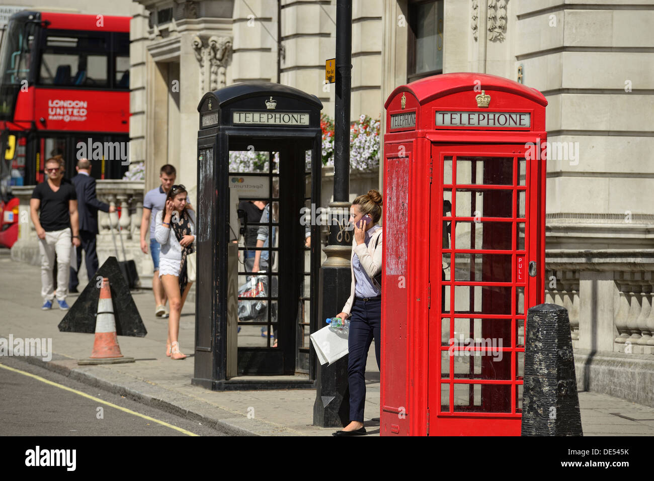 Cabine téléphonique rouge typique de Londres, UK Banque D'Images