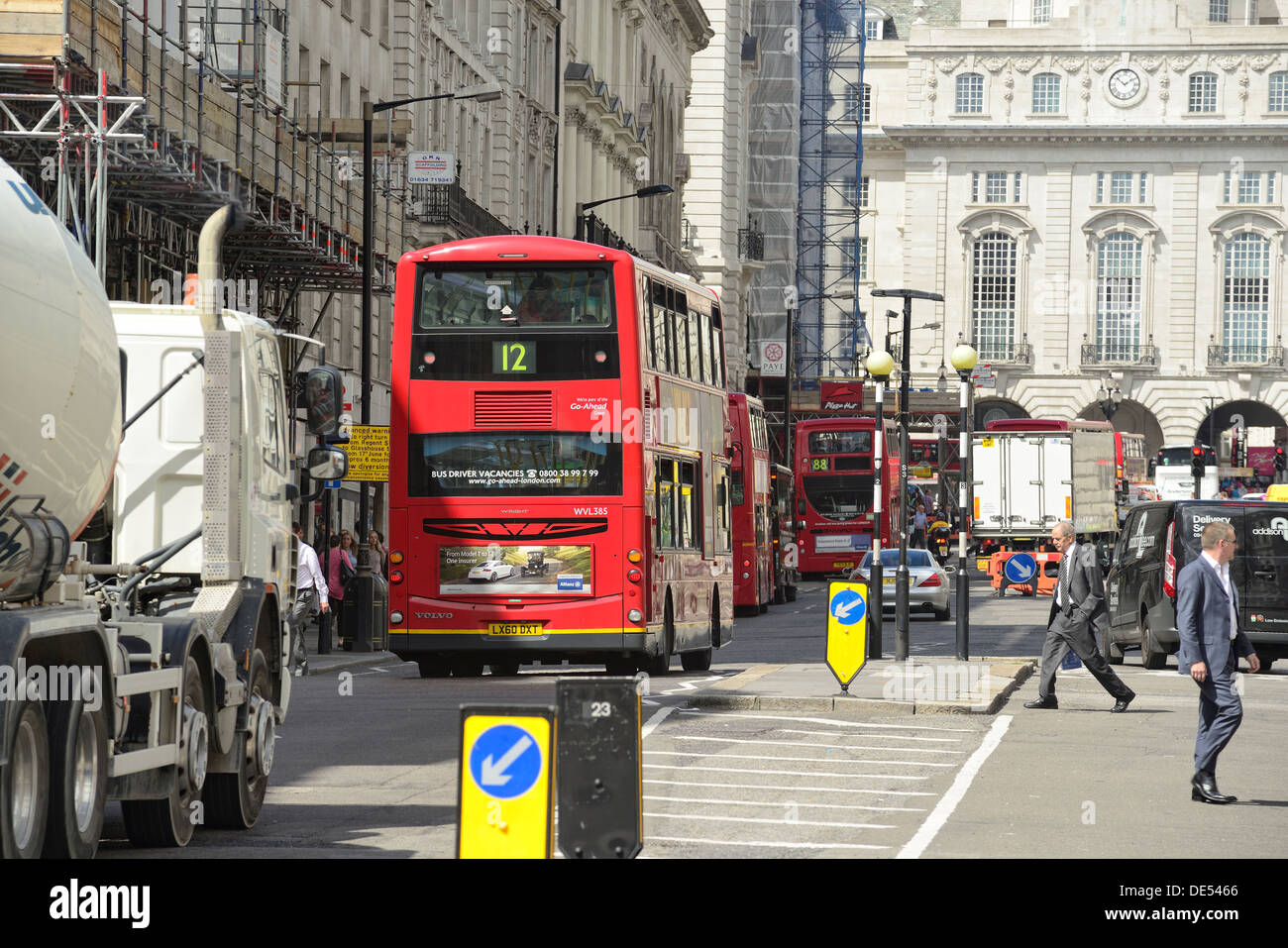 Rue animée de Londres avec des bus à impériale rouges typiques Banque D'Images