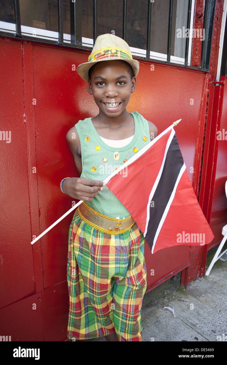 2012 West Indian/Caraïbes Kiddies parade, Crown Heights. Boy est titulaire d'un drapeau de la Trinité-et-Tobago. Banque D'Images