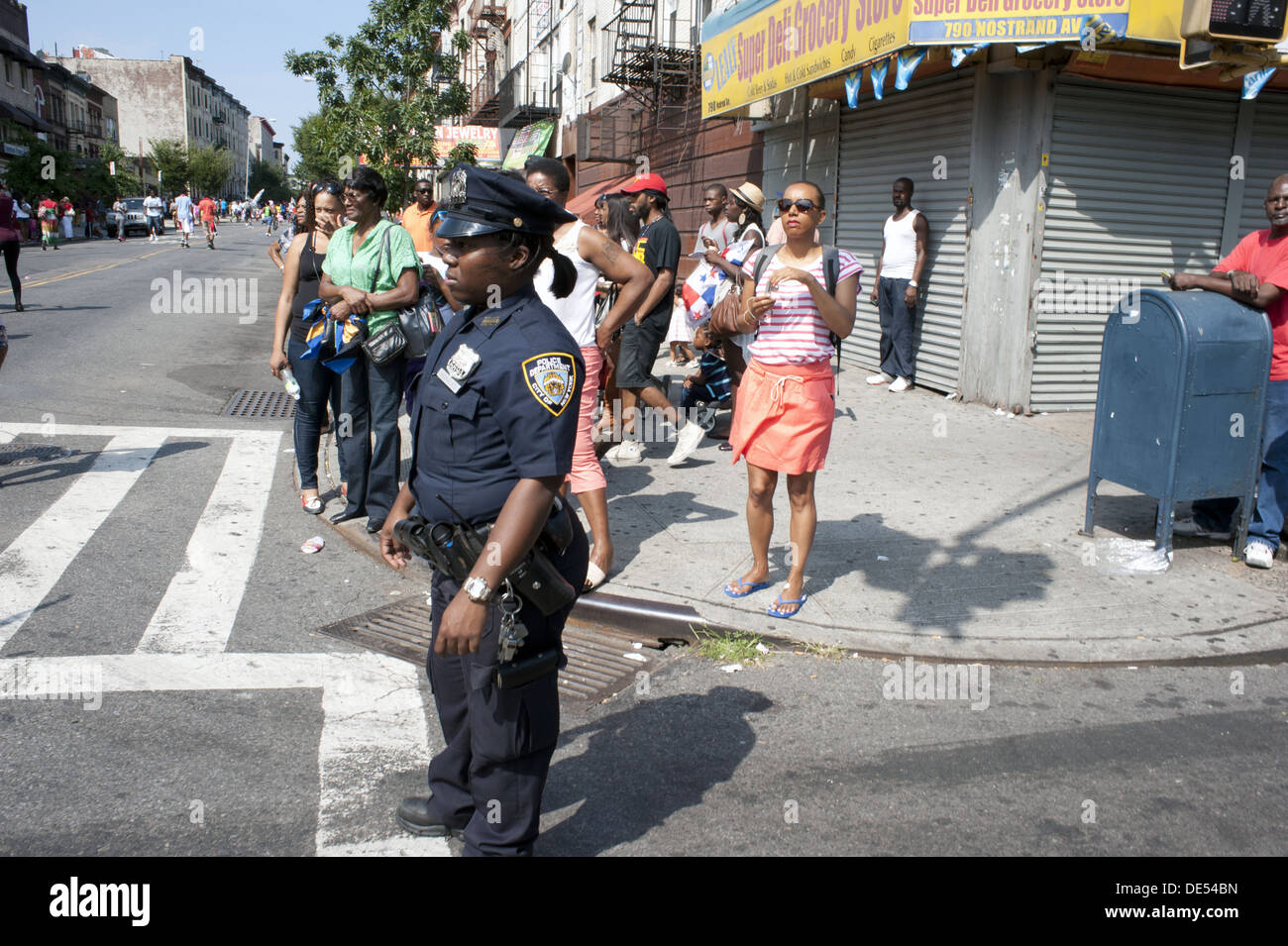 2012 West Indian/Caraïbes Kiddies parade, Crown Heights. Les femmes afro-américaines, agent de police maintient l'ordre. Banque D'Images