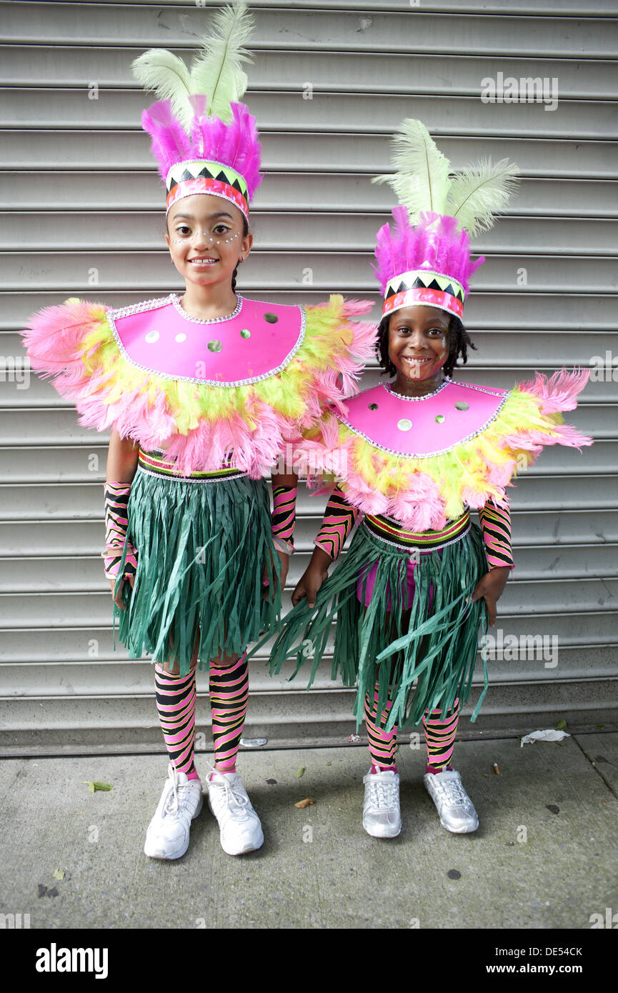 2012 West Indian/Caraïbes Kiddies parade, Crown Heights. Portrait de jeunes filles en costume. Banque D'Images