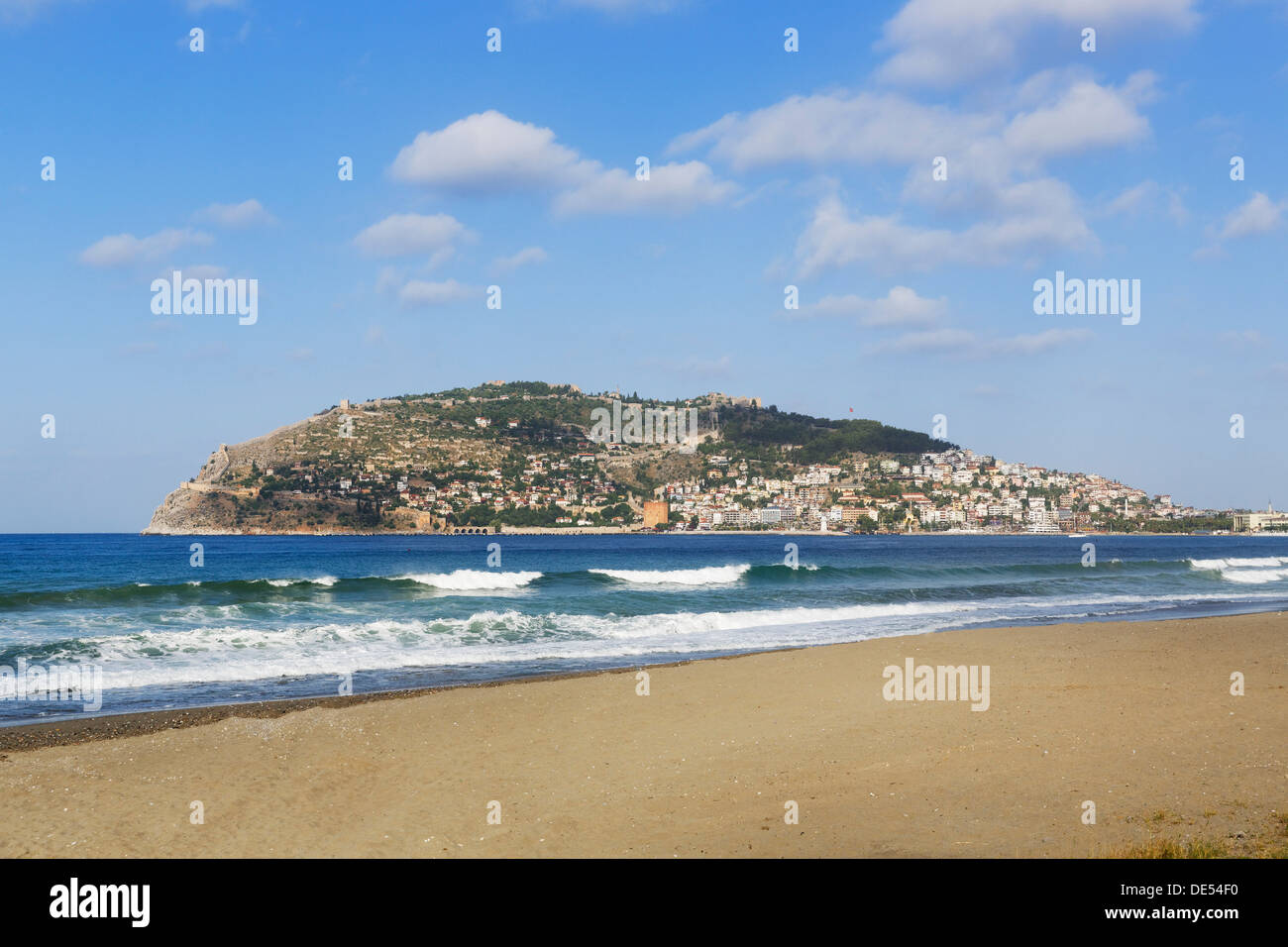 Keykobat beach avec la colline du Château d'Alanya et la ville d'Alanya, Alanya, Turkish Riviera, Antalya Province de Banque D'Images