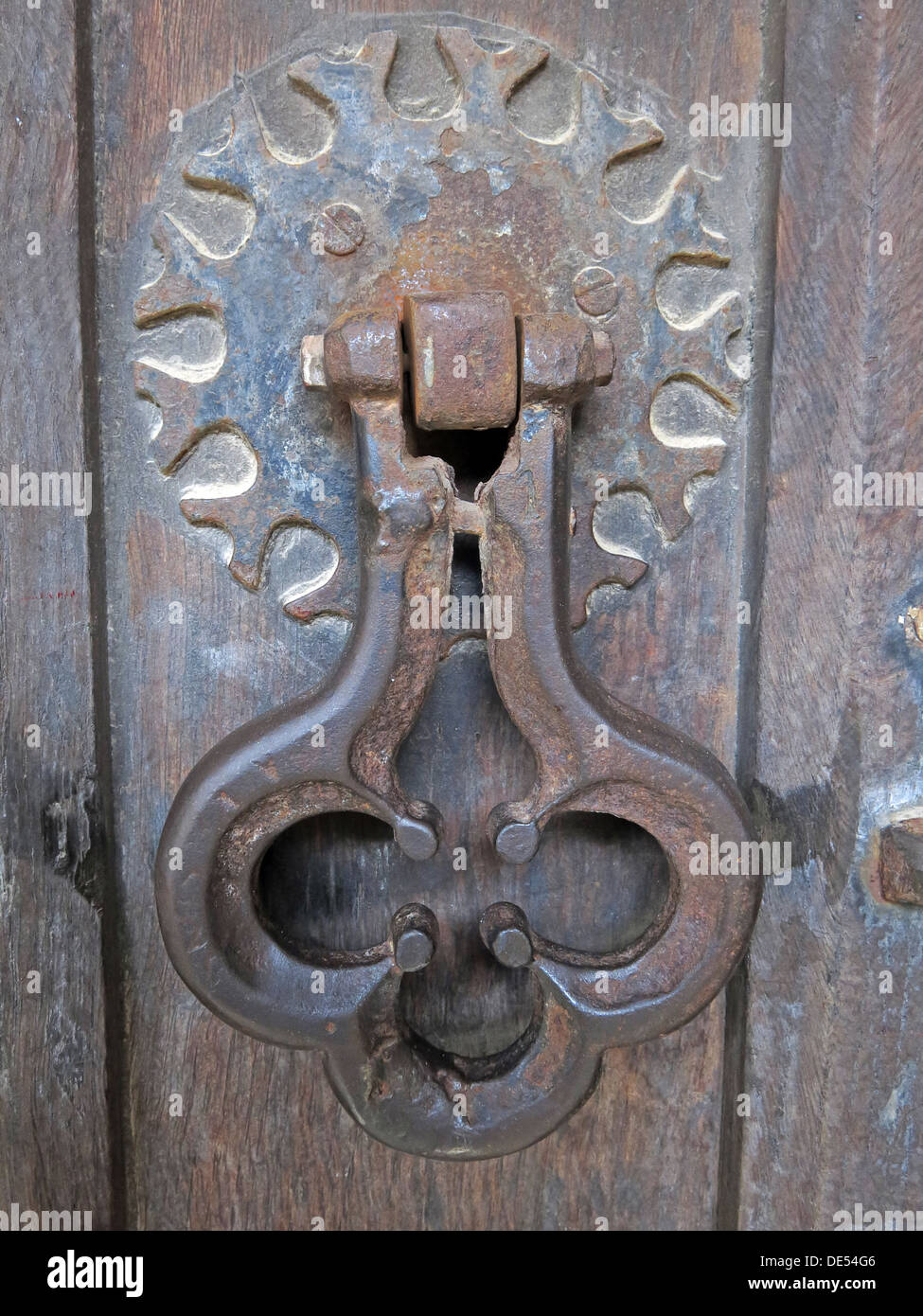 Heurtoir de porte antique, village de Montecute, Sud Somerset sur porte en bois Banque D'Images