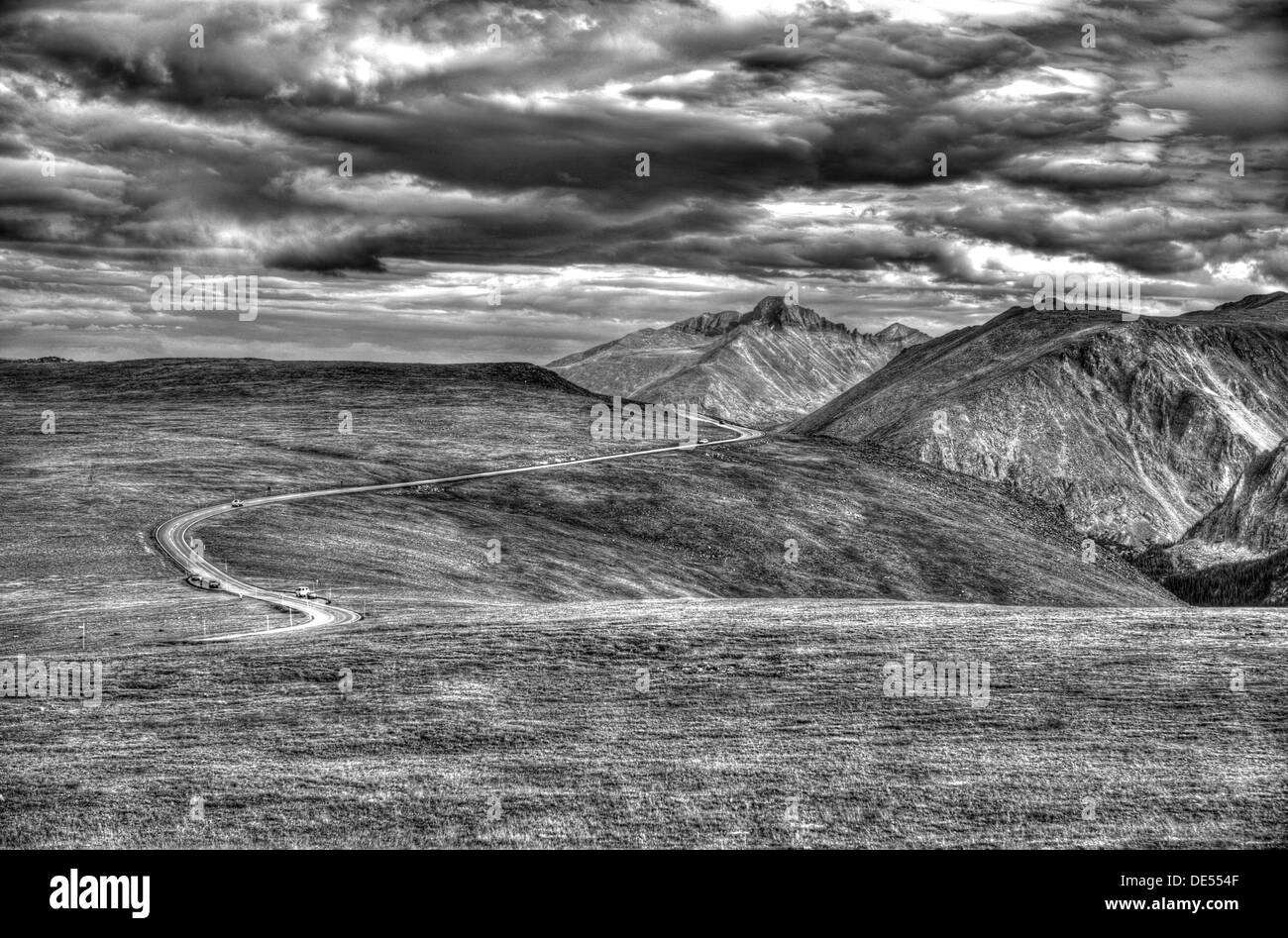 B&W "artistique" interprétation de Trail Ridge Road, la plus haute route pavée à travers Aux Etats-Unis, dans le Parc National des Montagnes Rocheuses. Banque D'Images