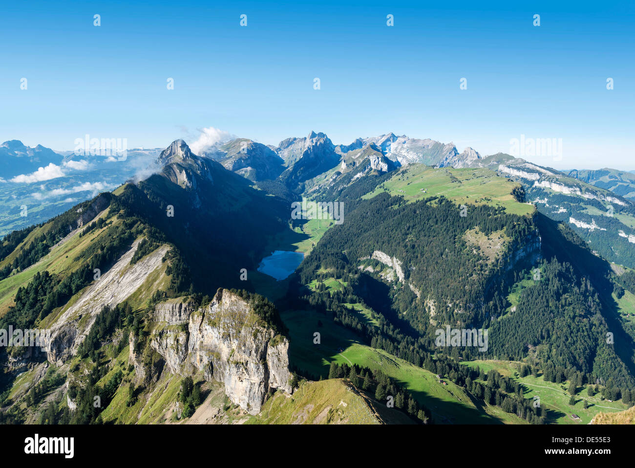 Vue depuis la montagne Hoher Kasten, 1794m, dans les Alpes d'Appenzell, le lac Saemtisersee dans le centre, canton d'Appenzell Rhodes-Intérieures Banque D'Images