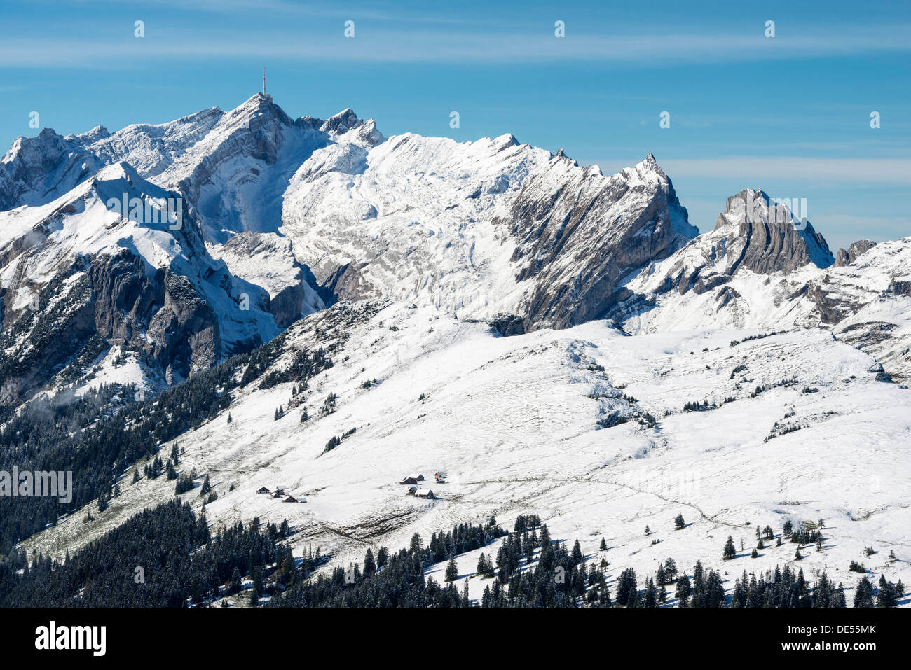 L'Appenzell Alpes avec snowy Saentis en haut à gauche, canton d'Appenzell Rhodes-Intérieures, Suisse, Europe Banque D'Images