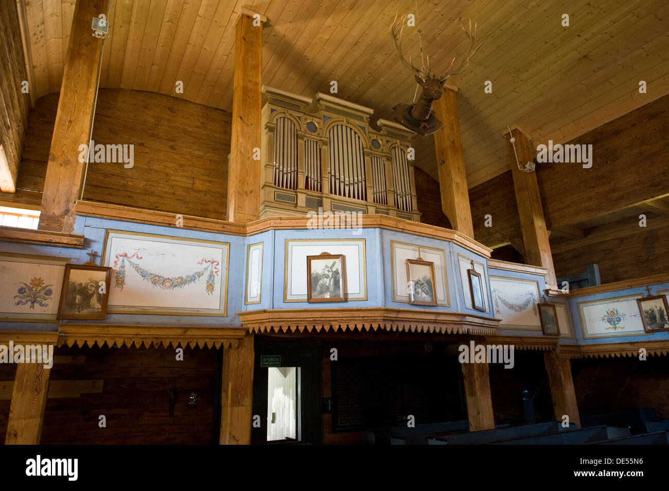 Intérieur d'une église en bois avec un retable baroque dans Ostrykół Ostrokollen (Allemand), un village dans le nord-est de la Pologne. Banque D'Images Intérieur d'une église en bois avec un retable baroque dans Ostrykół Ostrokollen (Allemand), un village dans le nord-est de la Pologne. Banque D'Images