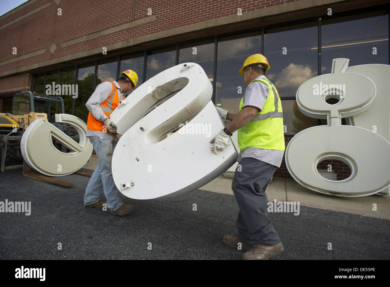 11 septembre 2013 - Woodstock, GA - Une équipe de travail démantèle un grand panneau à partir de la face d'un supermarché, qui ont tout simplement fermé Ingles. ''C'était une petite vieille, magasin qui n'avait pas le trafic et n'a pas pu être remodelé pour suivre les tendances actuelles,'' a déclaré le porte-parole de l'entreprise. (Crédit Image : © Robin Nelson/ZUMAPRESS.com) Banque D'Images