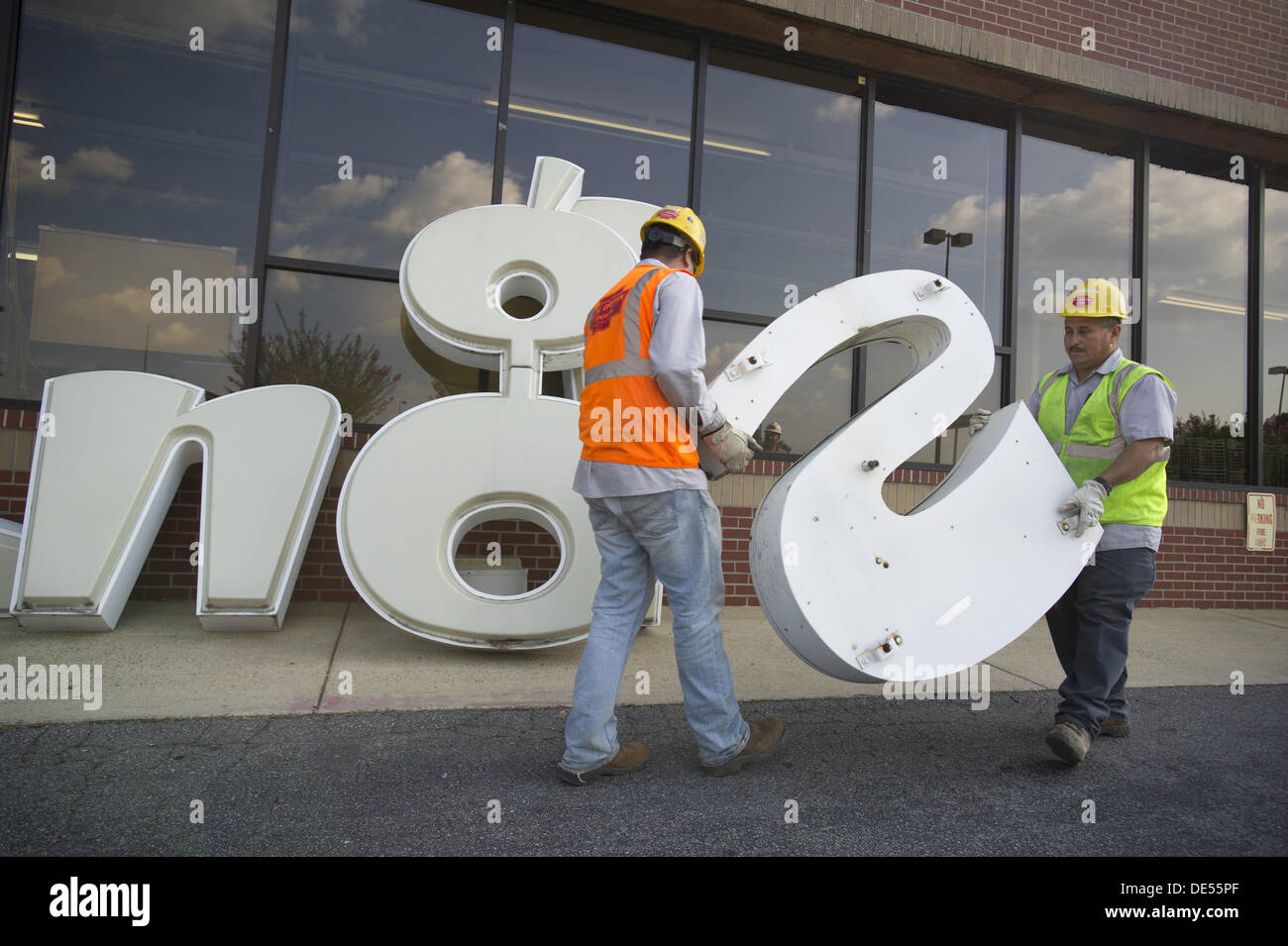 11 septembre 2013 - Woodstock, GA - Une équipe de travail démantèle un grand panneau à partir de la face d'un supermarché, qui ont tout simplement fermé Ingles. ''C'était une petite vieille, magasin qui n'avait pas le trafic et n'a pas pu être remodelé pour suivre les tendances actuelles,'' a déclaré le porte-parole de l'entreprise. (Crédit Image : © Robin Nelson/ZUMAPRESS.com) Banque D'Images