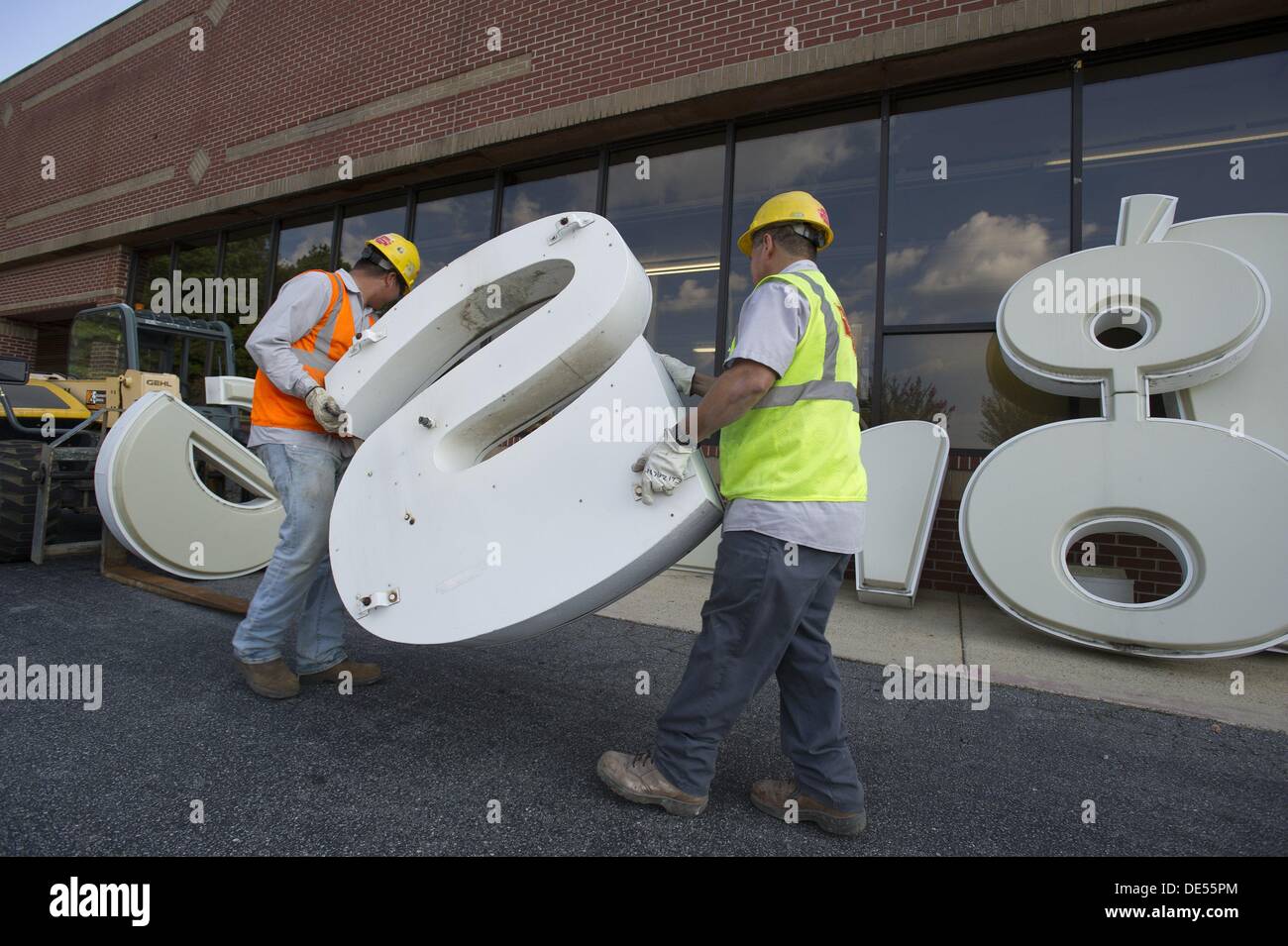 11 septembre 2013 - Woodstock, GA - Une équipe de travail démantèle un grand panneau à partir de la face d'un supermarché, qui ont tout simplement fermé Ingles. ''C'était une petite vieille, magasin qui n'avait pas le trafic et n'a pas pu être remodelé pour suivre les tendances actuelles,'' a déclaré le porte-parole de l'entreprise. (Crédit Image : © Robin Nelson/ZUMAPRESS.com) Banque D'Images