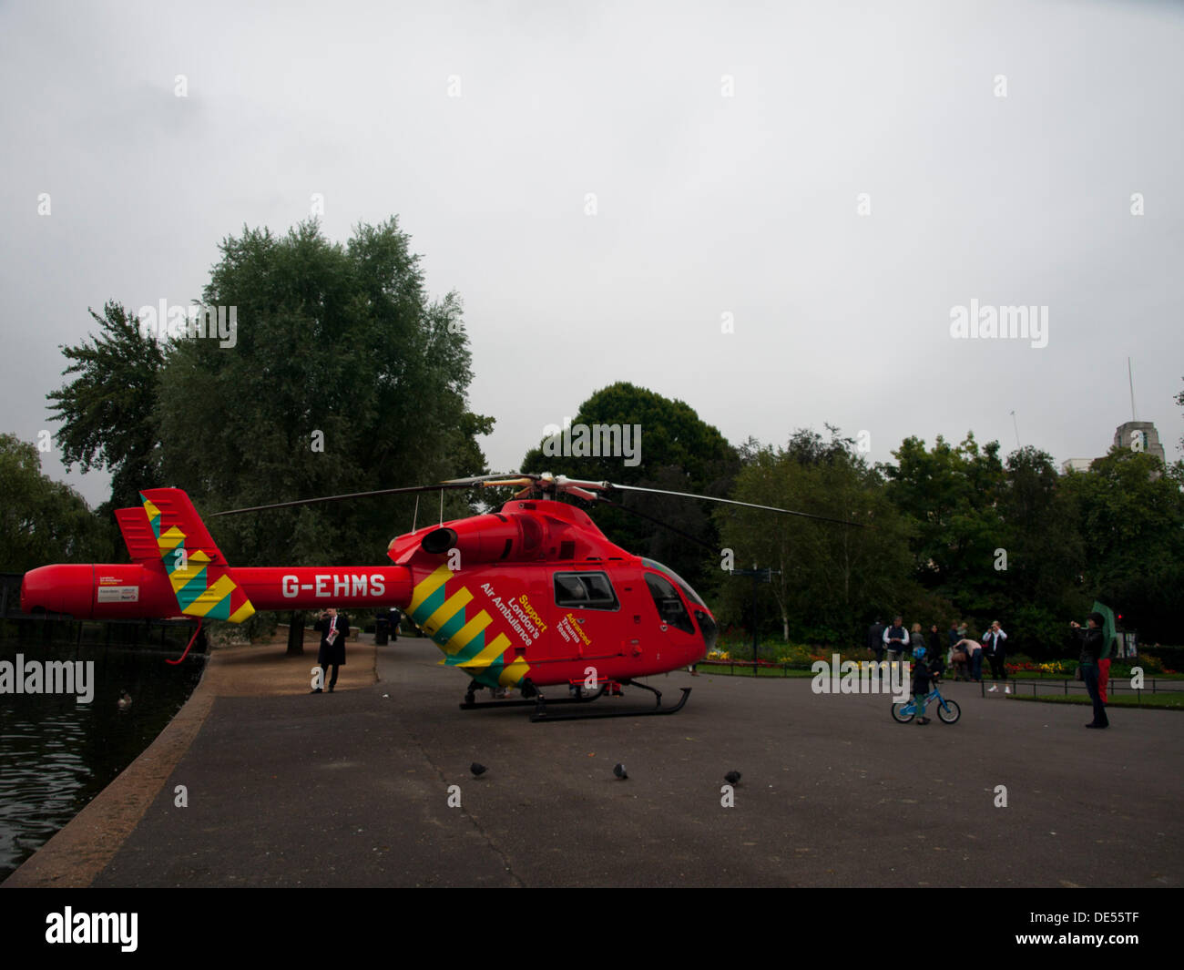 Londres, Royaume-Uni. 11e Août, 2013. London's Air Ambulance, également connu sous le nom de London ourlets (Service Médical d'urgence par hélicoptère), des terres à Regent's Park en réponse à une victime blessée dans Baker Street le 11 septembre 2013. Regent's Park est l'une de ses zones de débarquement désignés à Londres. © PD Amedzro/Alamy Live News Banque D'Images