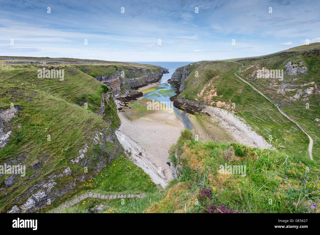 Vue Vue du point de vue au-dessus de la grotte Smoo près de 800m de long Geodha fjord, Durness Smoo, hauts plateaux du Nord, Écosse Banque D'Images