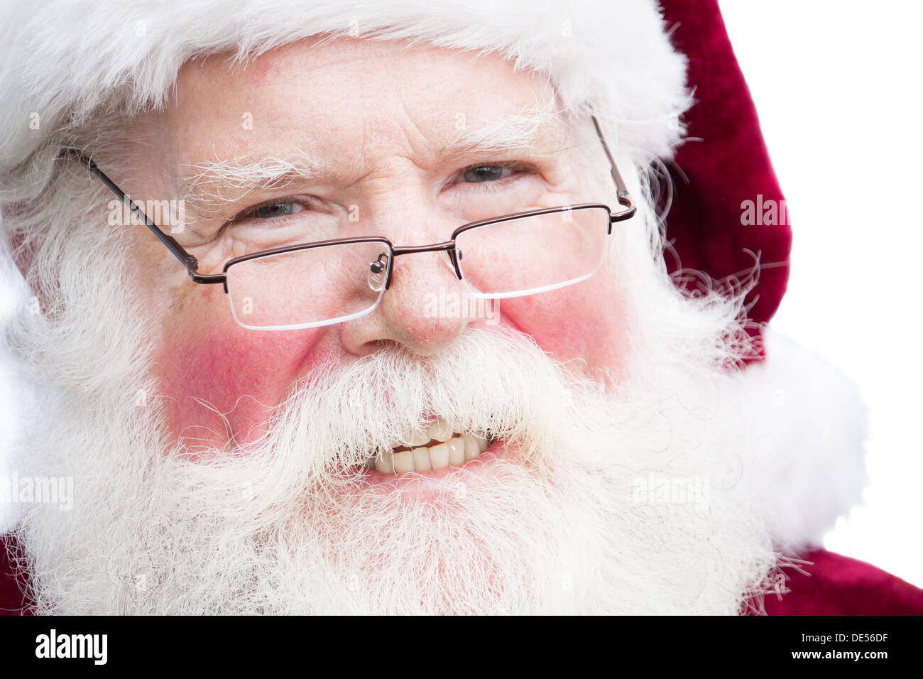 Close up shot visage du Père Noël souriant et portant des lunettes Banque D'Images