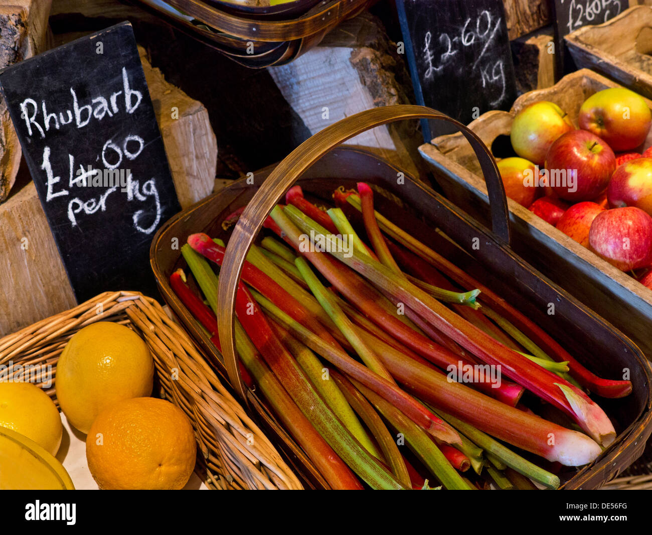La production rurale traditionnelle farm shop intérieur avec des produits locaux frais et des fruits à la rhubarbe vente UK Cotswolds Banque D'Images