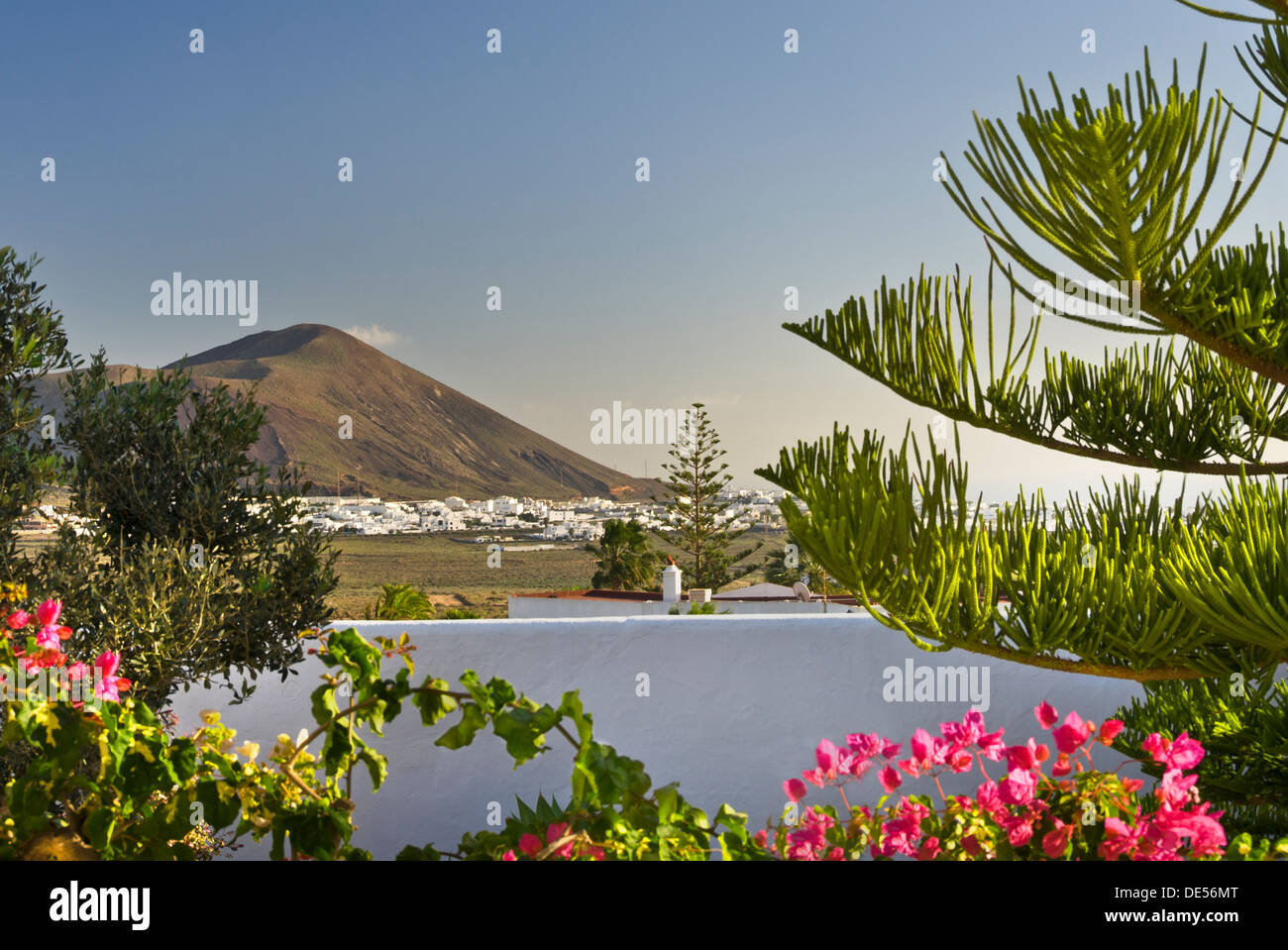 Volcan Lanzarote sur le jardin du villa vacances blanches typique de volcan éteint et blanc village de faible hauteur en Lanzarote Iles Canaries Espagne Banque D'Images