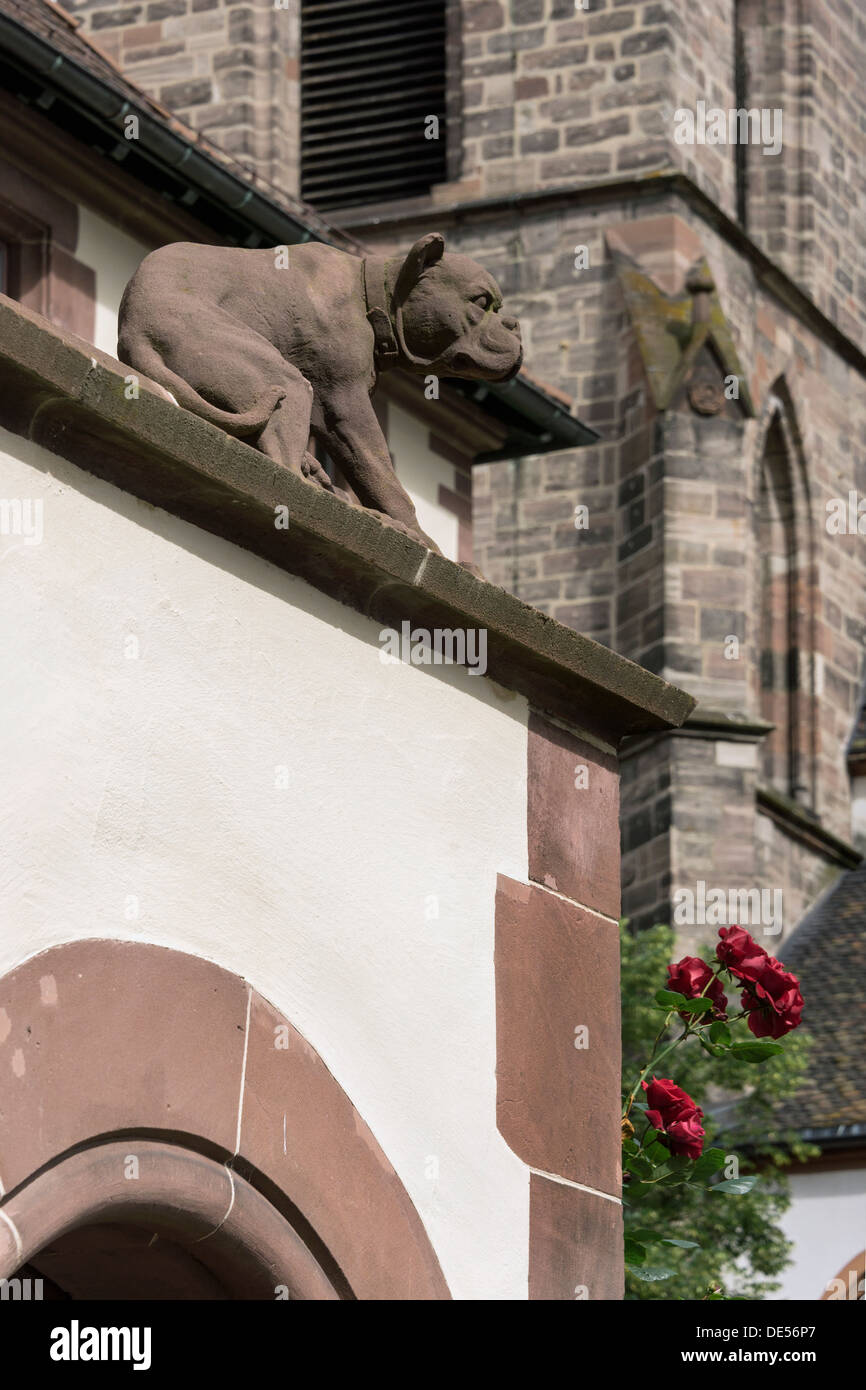 Statue d'un bouledogue avec des roses rouges, Archives d'état de Bâle, Bâle, Suisse Banque D'Images