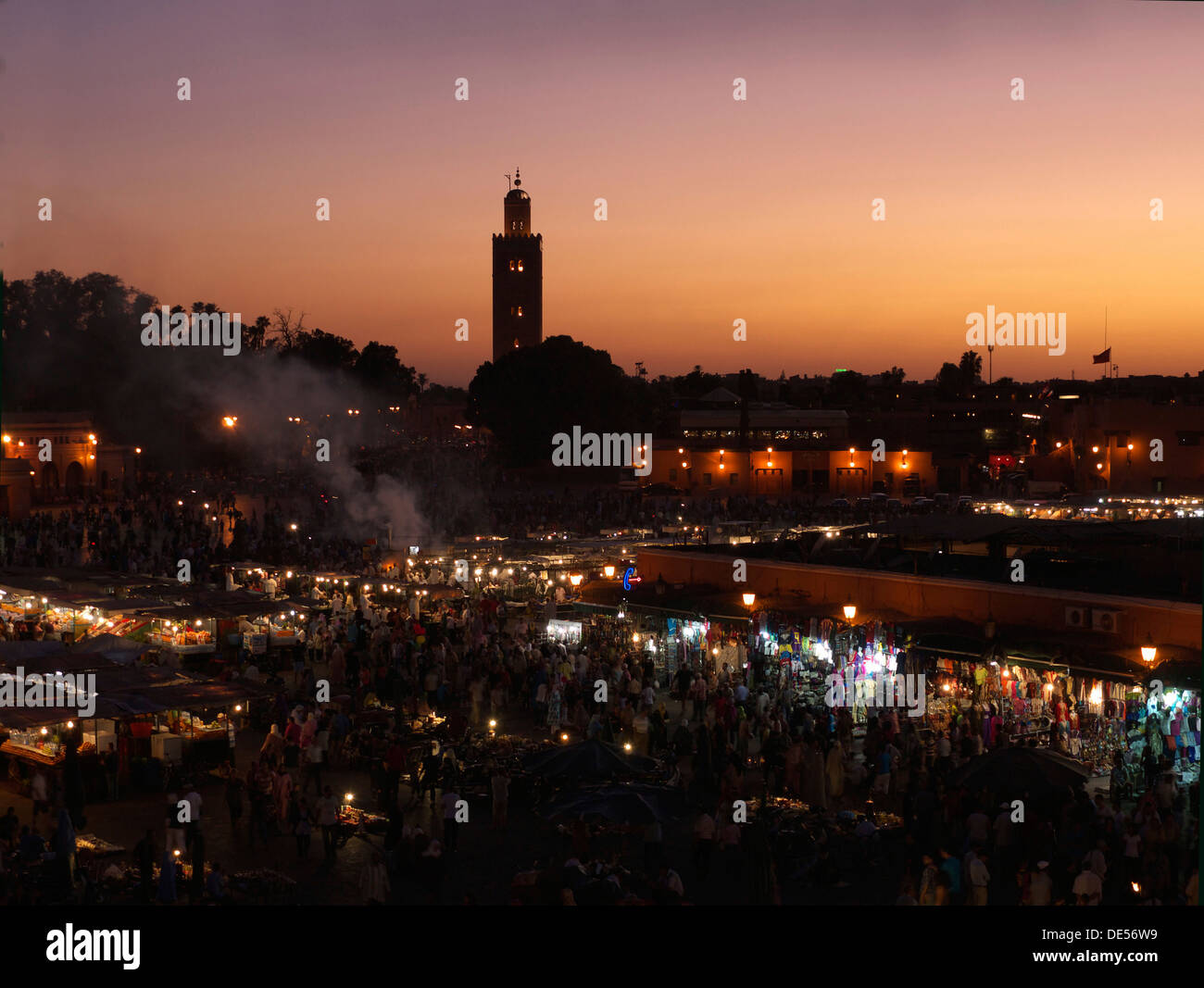 Place Djemaa el Fna avec Koutoubia au crépuscule, Marrakech, Maroc, Afrique du Nord, Afrique Banque D'Images