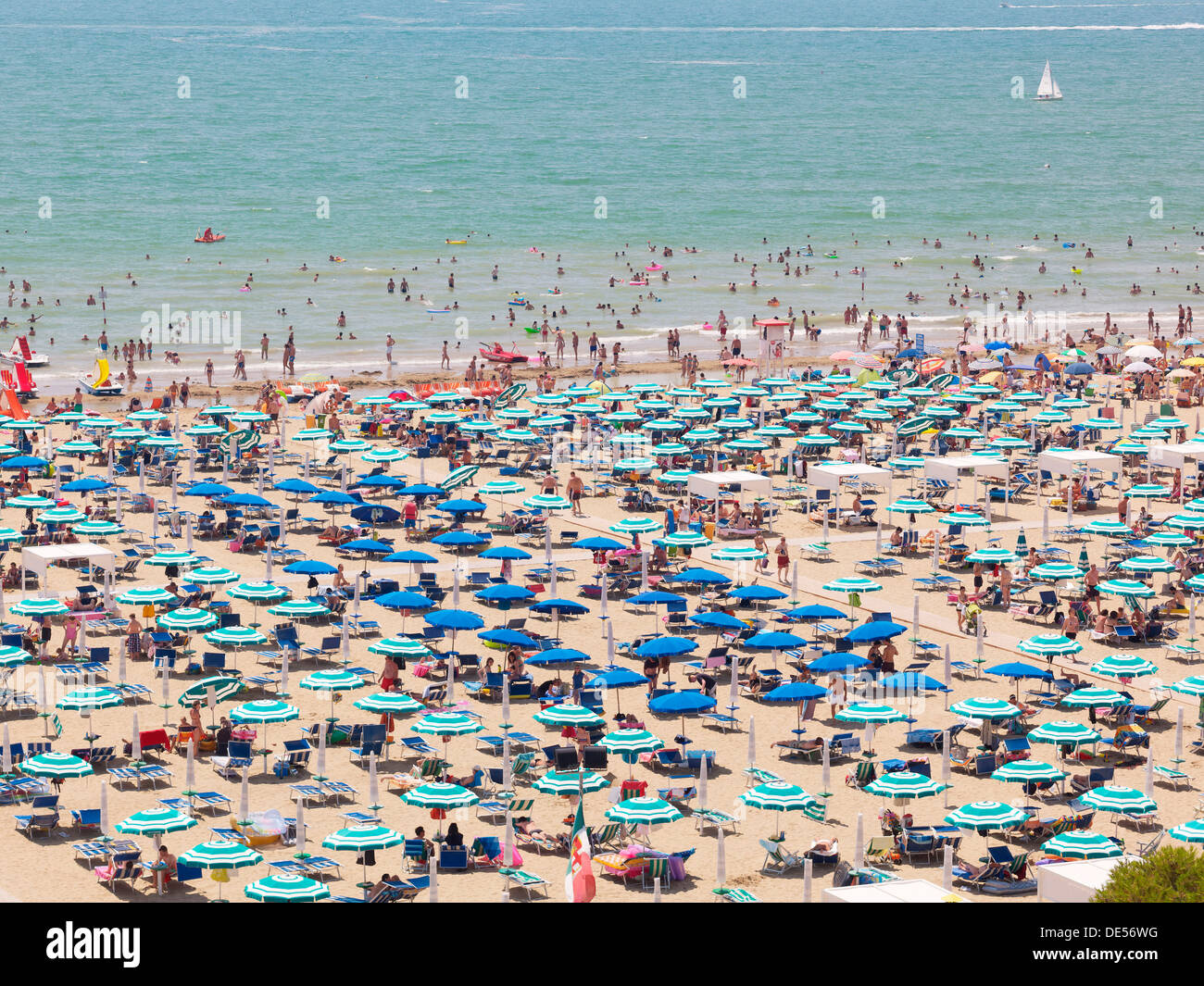 Vue de la plage avec des parasols, des chaises longues et des baigneurs, Lignano Sabbiadoro, Udine, Côte Adriatique, Italie, Europe Banque D'Images