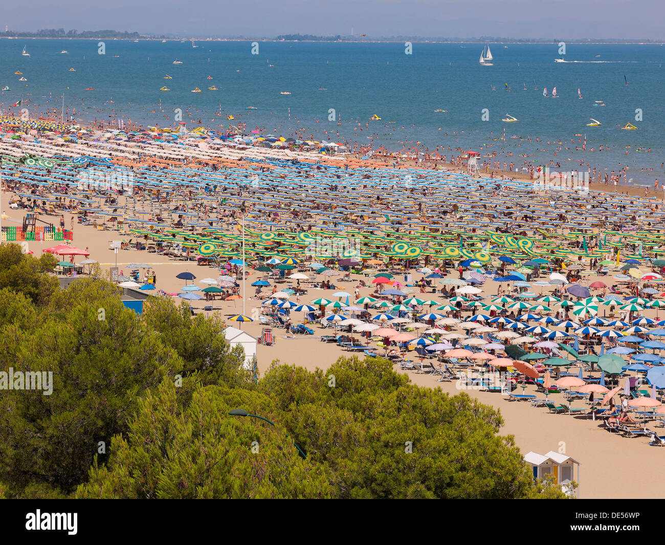Vue sur la plage avec chaises longues et parasols, Lignano Sabbiadoro, Udine, Côte Adriatique, Italie, Europe Banque D'Images