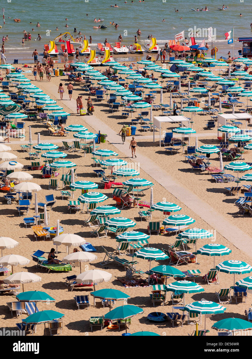 Vue sur la plage avec chaises longues et parasols, Lignano Sabbiadoro, Udine, Côte Adriatique, Italie, Europe Banque D'Images
