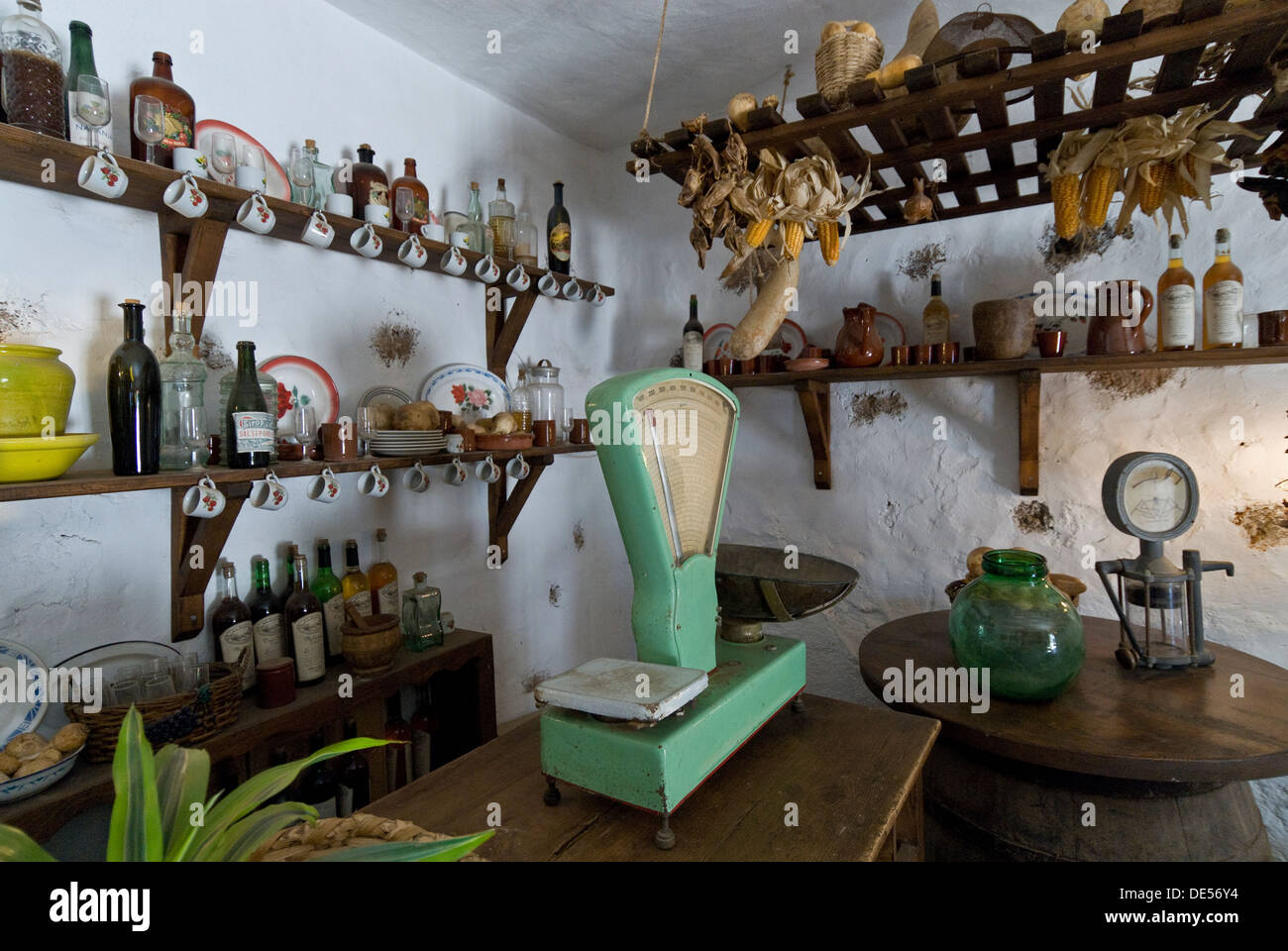 La nourriture typique de la vieille et du vin entreposer dans un secteur de bodega Lanzarote Banque D'Images