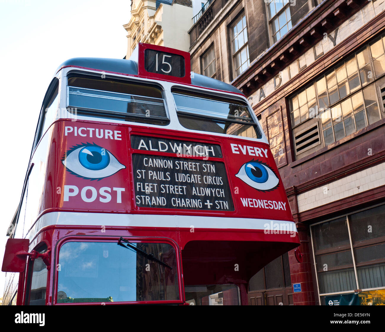 1940 Historique traditionnel restauré UK bus à impériale rouge, avec des temps de guerre des affiches publicitaires pour photo Post magazine Banque D'Images