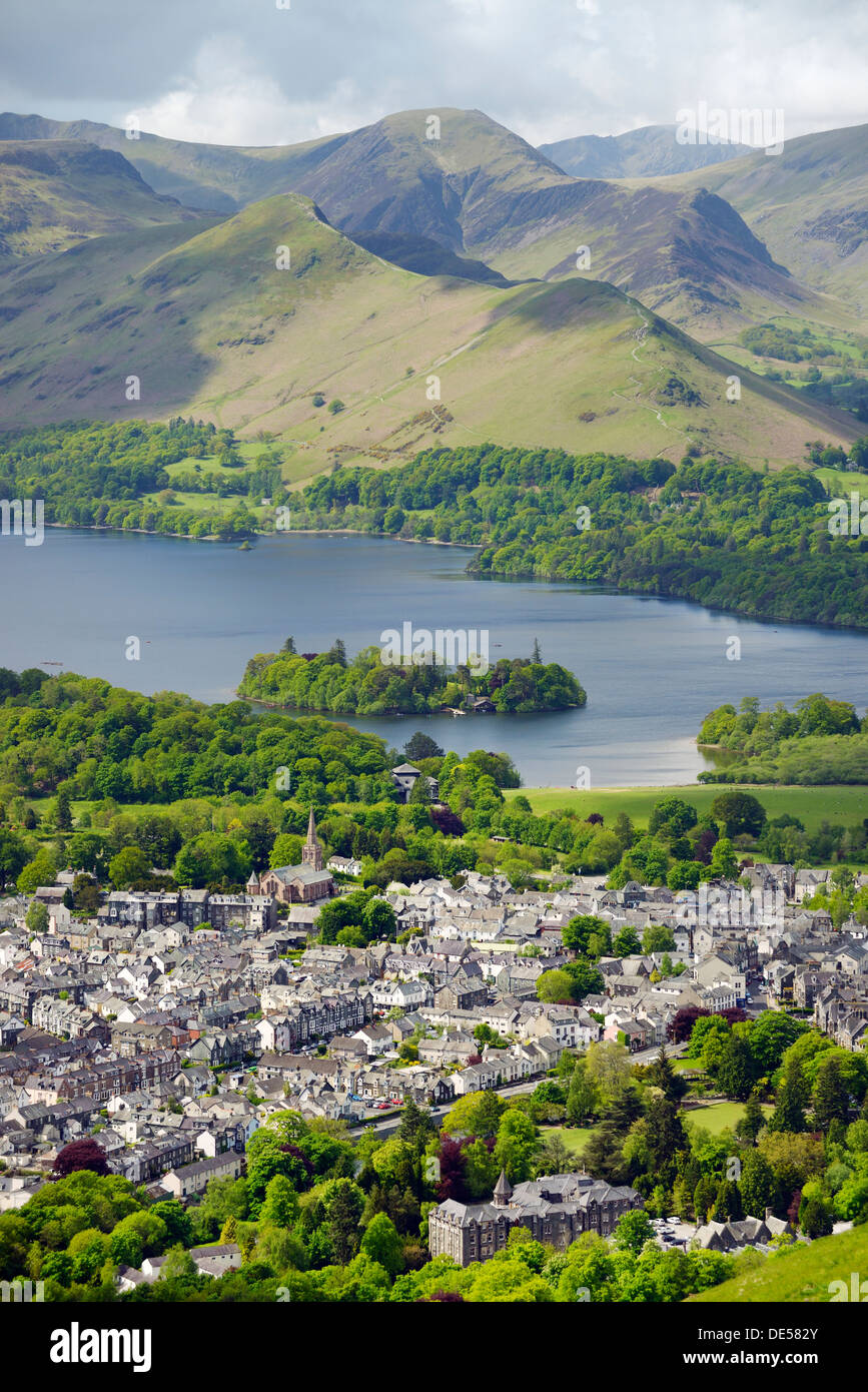 Parc National de Lake District, Cumbria, Angleterre. Plus au sud-ouest de la ville de Keswick et extrémité nord de Derwentwater à Cat Bells. L'été Banque D'Images