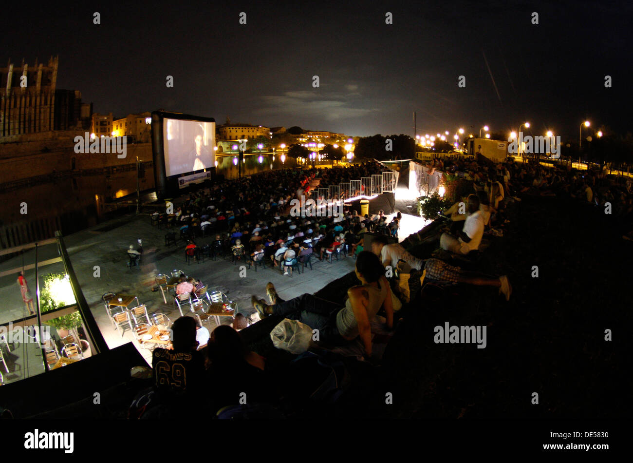 Les gens regardent un film dans un cinéma en plein air dans l'île espagnole de Majorque. Banque D'Images
