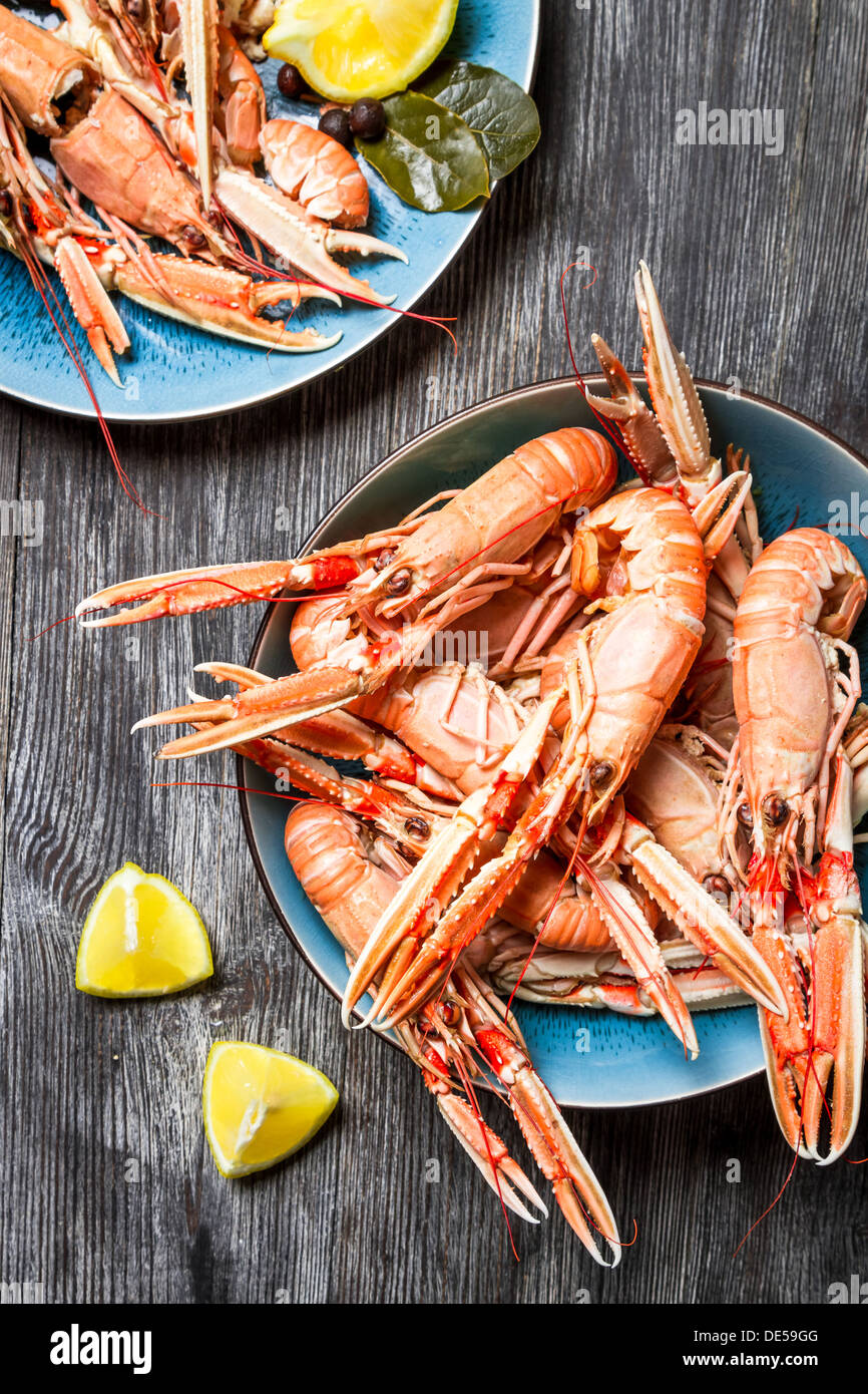 Langoustines fraîchement préparé servi avec du citron Banque D'Images
