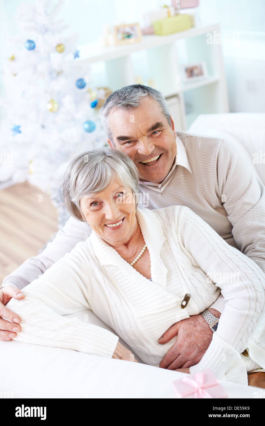 Portrait of a happy senior couple looking at camera and smiling Banque D'Images