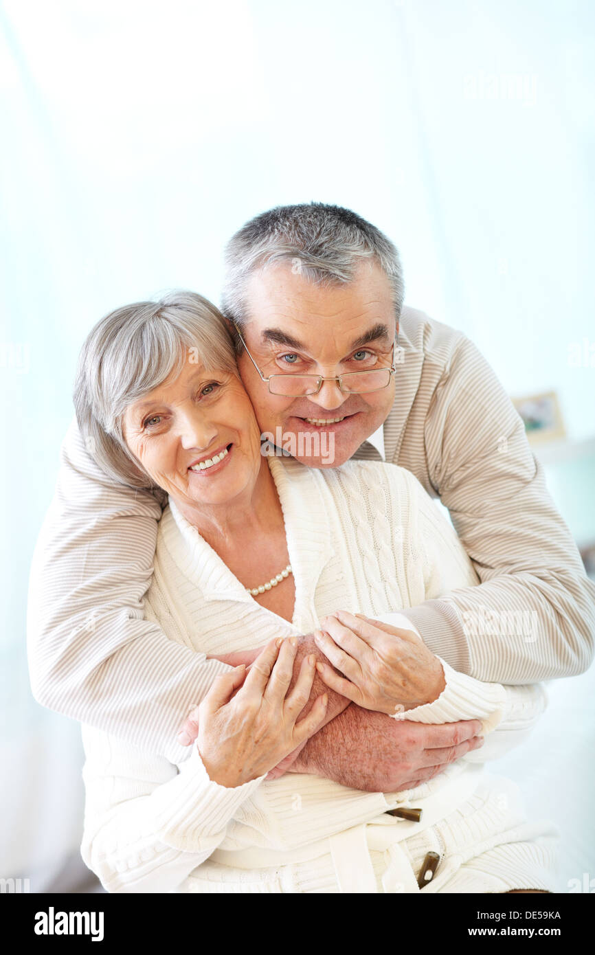 Portrait of a happy senior couple looking at camera Banque D'Images