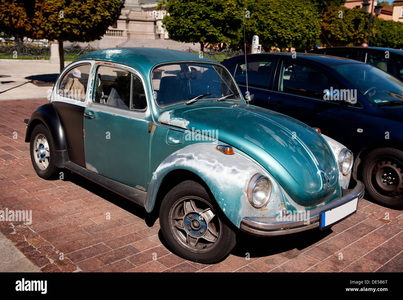 Volkswagen voiture garée sur la chaussée Banque D'Images Volkswagen voiture garée sur la chaussée Banque D'Images
