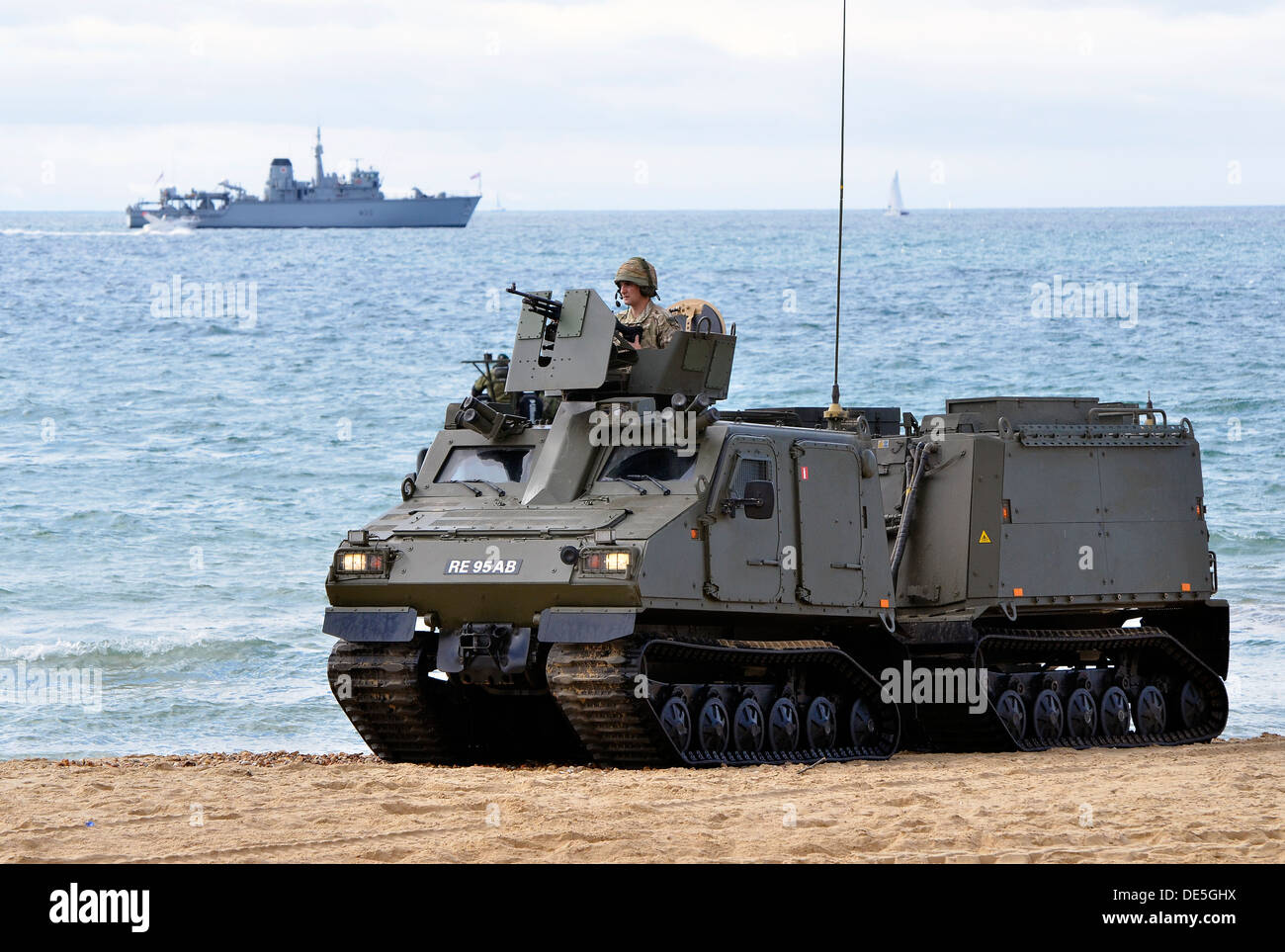 Démonstration d'une plage à l'atterrissage et le sauvetage d'otages par les soldats britanniques de la mission dans le cadre du Festival de l'Air 2013 Bournemouth. Banque D'Images