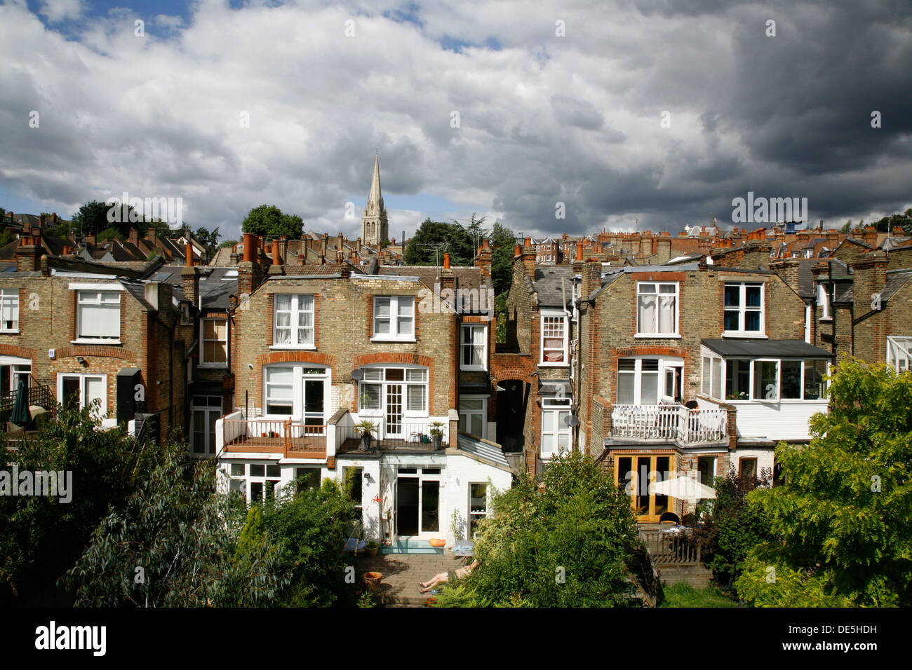 Vue sur les toits de maisons de la banlieue de St James's Church sur Muswell Hill, London, UK Banque D'Images