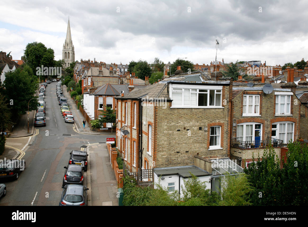 Vue vers le haut St James's Lane à St James's Church, Muswell Hill, London, UK Banque D'Images