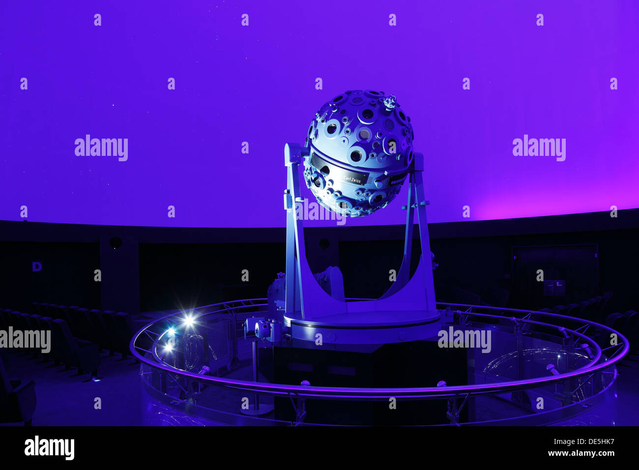 Zeiss planetarium projector Banque de photographies et d'images à haute  résolution - Alamy