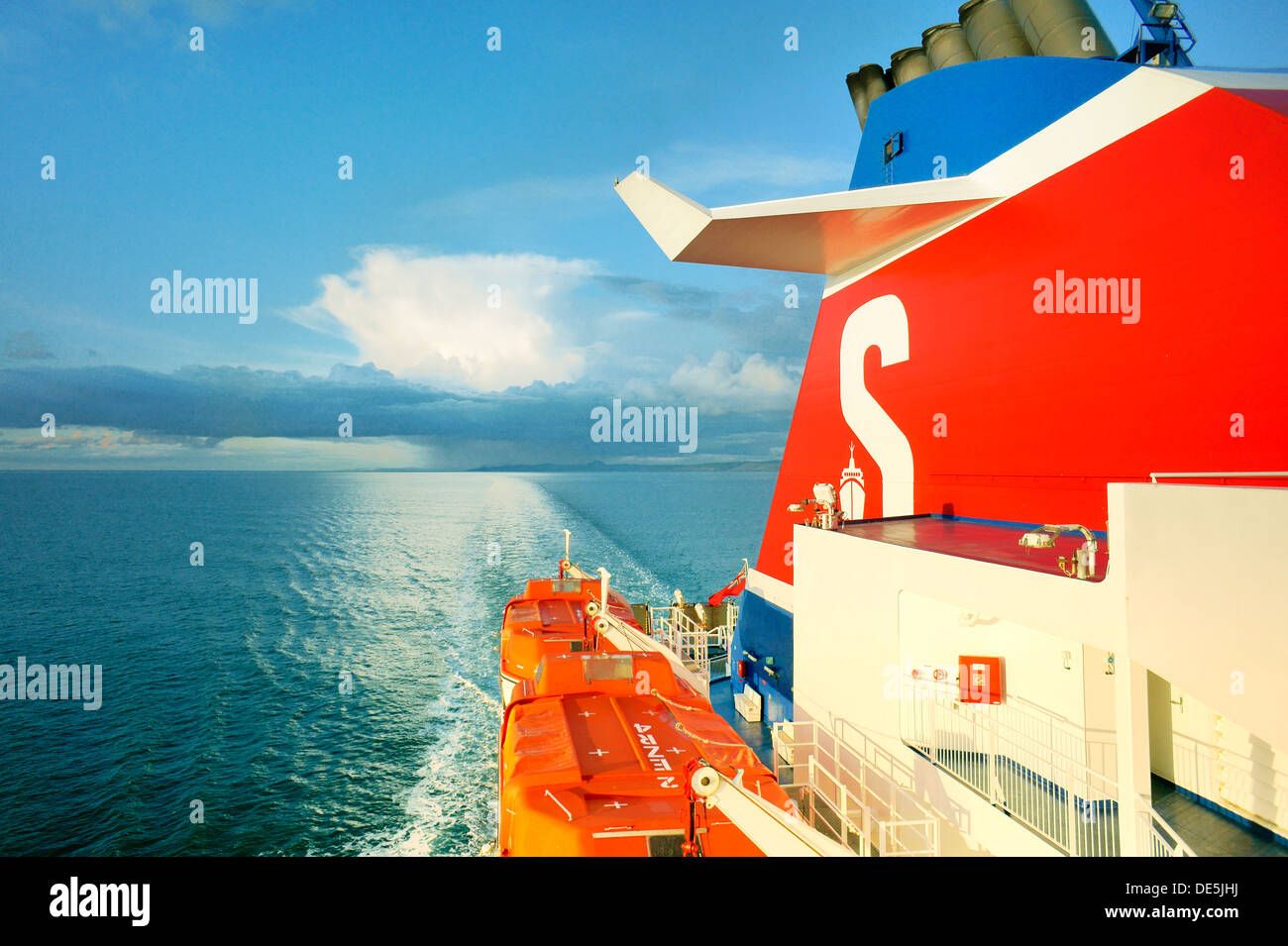 Stena Line ferry Cairnryan Belfast Superfast VIII sur route, UK. RoRo RoPax moderne et des wagons de marchandises des navires à passagers Banque D'Images