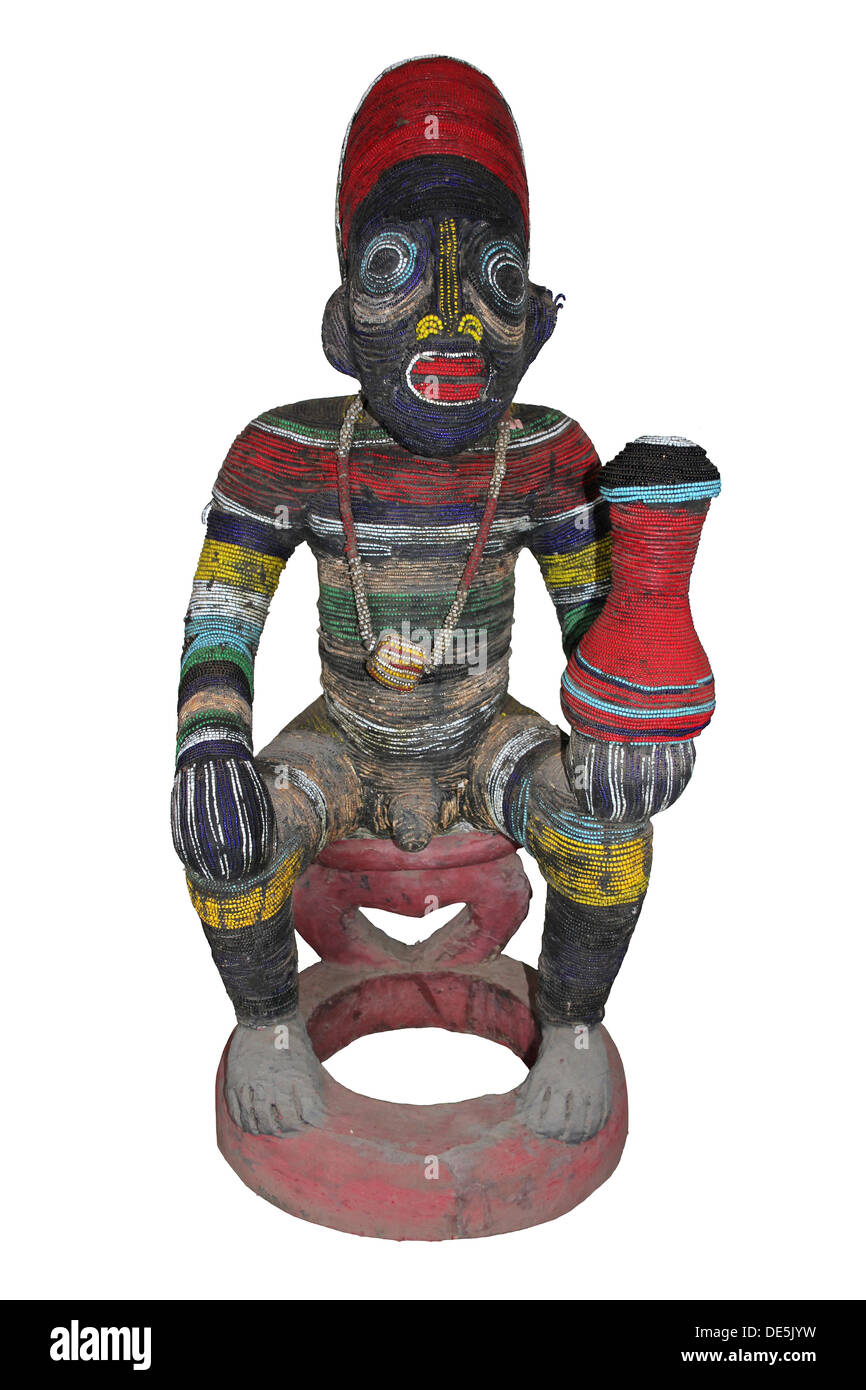 Perlé bamiléké figure d'un 'fon' - Roi Holding calebasse, Cameroun Banque D'Images