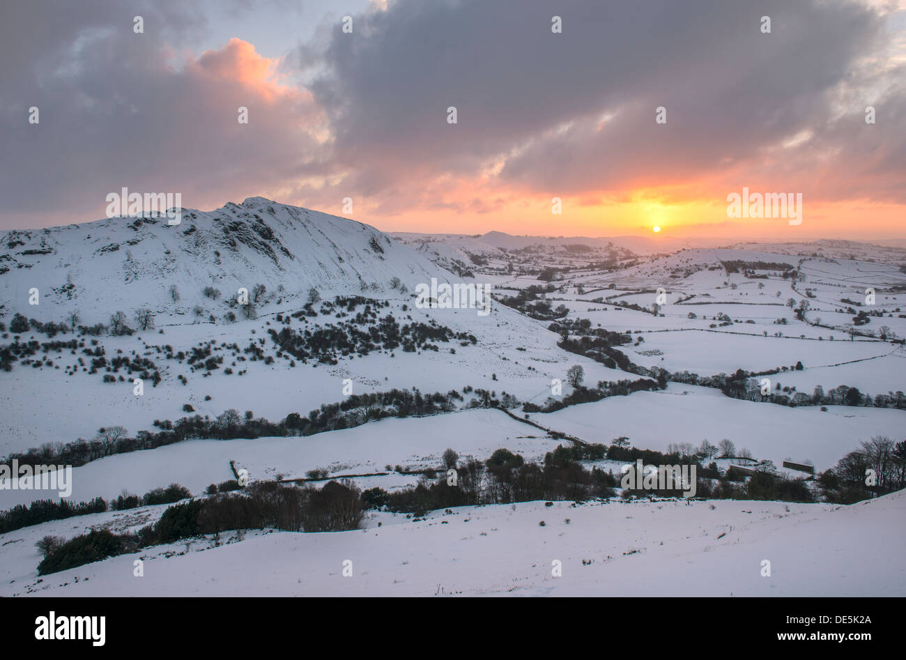 Lever de soleil sur l'hiver et la partie supérieure de la colline Chrome Dove Valley, Peak District, Derbyshire. L'Angleterre Banque D'Images