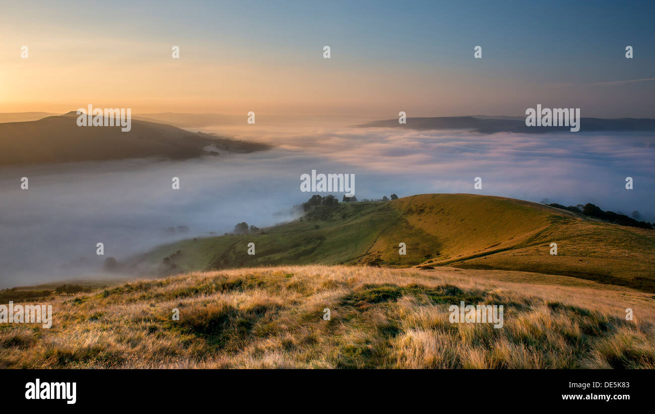Un matin d'automne brumeux où l'espoir valley répond à Edale et offre une vue sur la colline de Win, extraite du perdre Hill, Peak District Banque D'Images