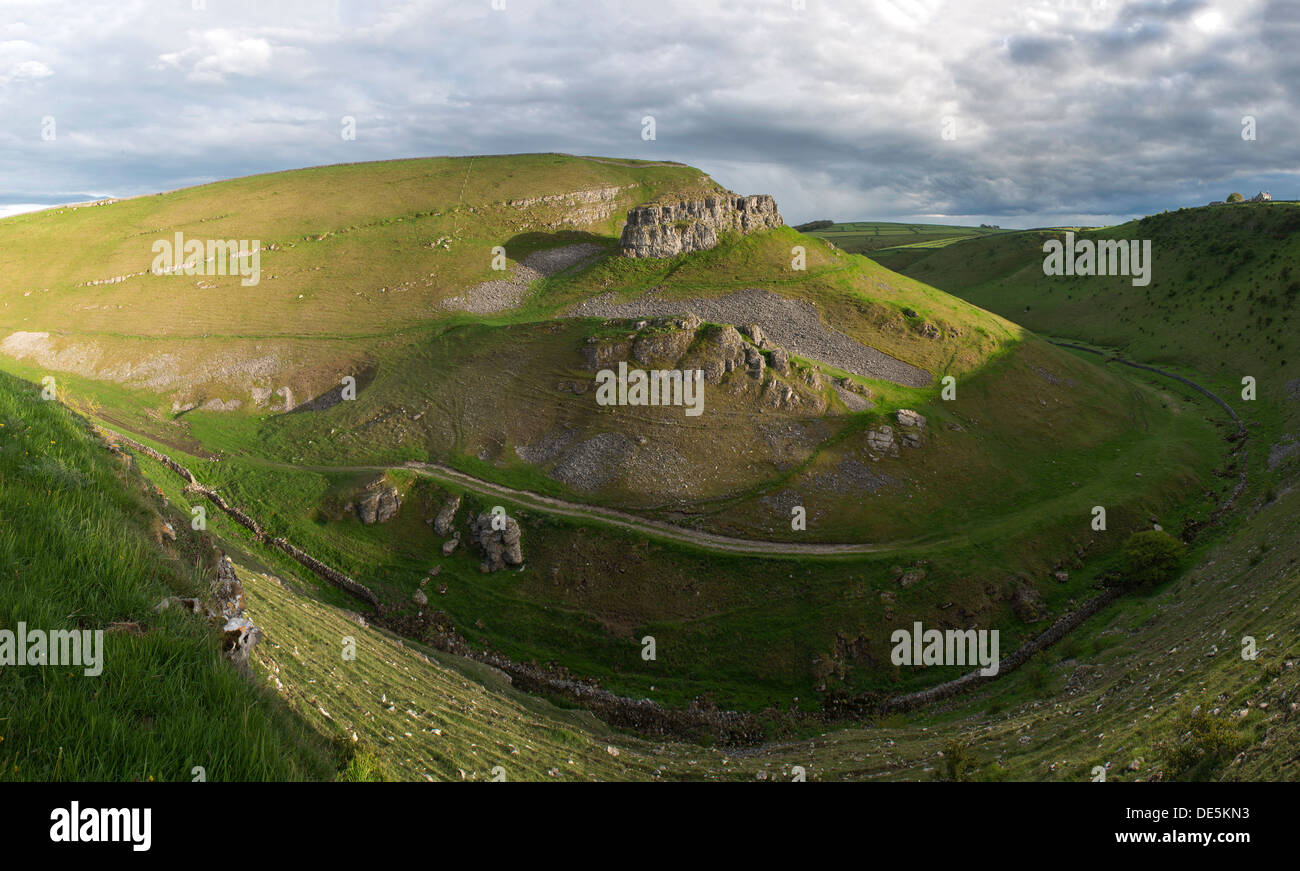 Une vue panoramique de Peters Pierre dans Stoney Middleton and Chatsworth Dale, Peak District, Derbyshire Banque D'Images