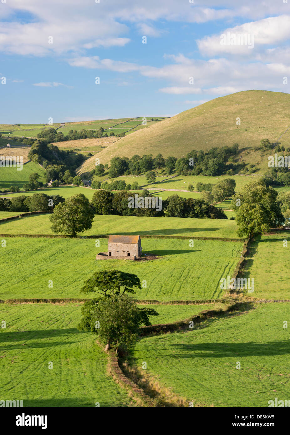 Une grange en pierre et Crowdecote entre Longnor dans la haute vallée de la Colombe Peak District sur la frontière de Derbyshire et Staffordshire Banque D'Images