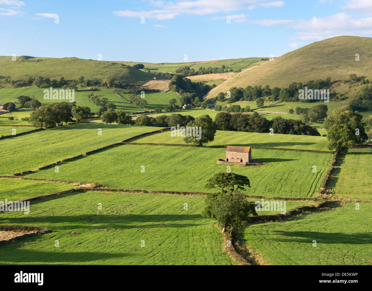 Une grange en pierre et Crowdecote entre Longnor dans la haute vallée de la Colombe Peak District sur la frontière de Derbyshire et Staffordshire Banque D'Images