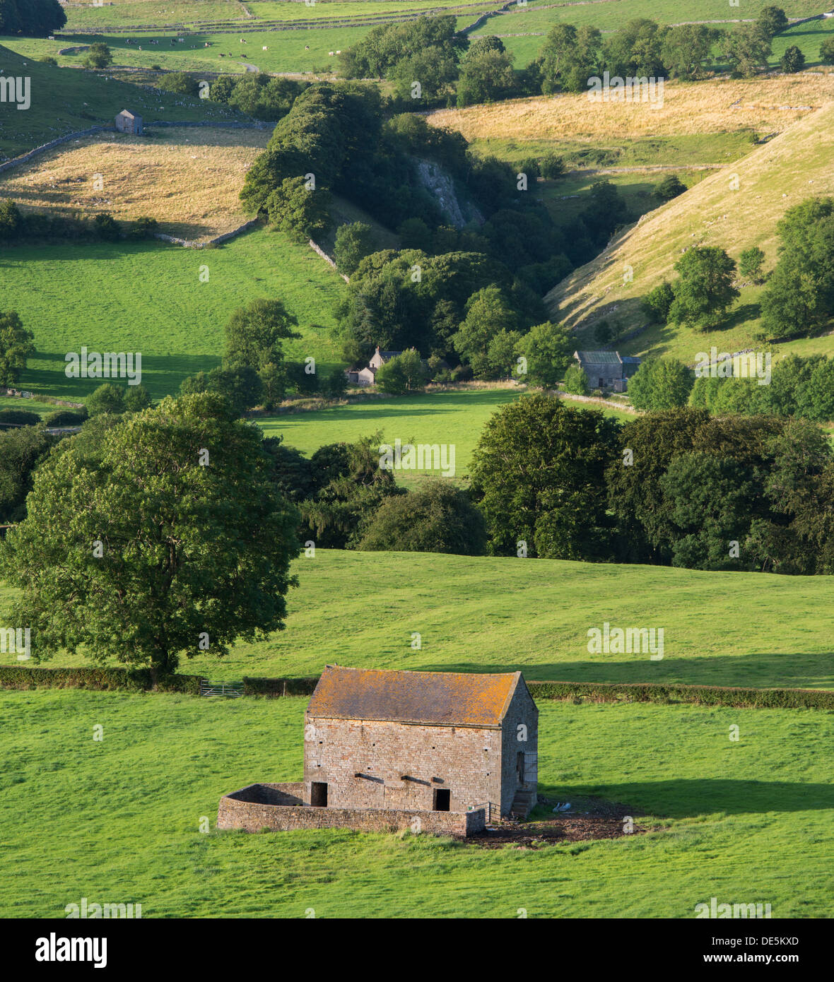 Une grange en pierre et Crowdecote entre Longnor dans la haute vallée de la Colombe Peak District sur la frontière de Derbyshire et Staffordshire Banque D'Images