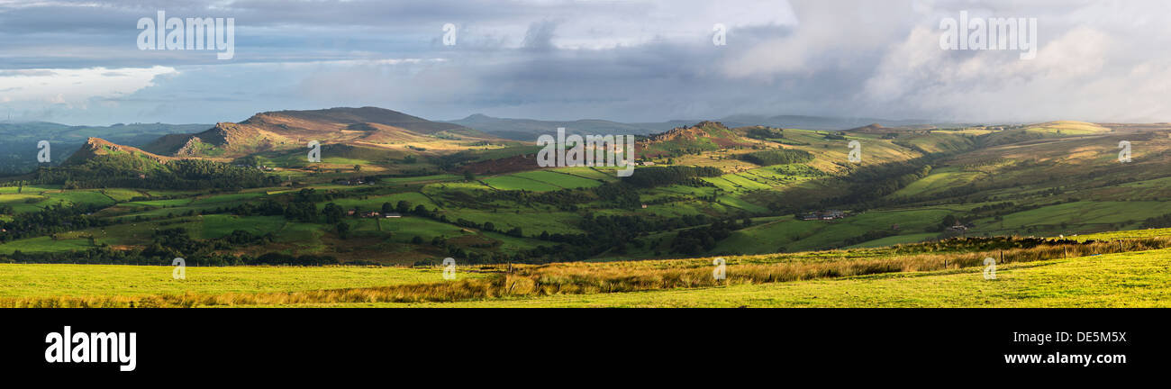 Une vue panoramique sur les blattes et les roches Ramshaw, vu de l'Morridge, Staffordshire Moorlands, Peak District. Banque D'Images