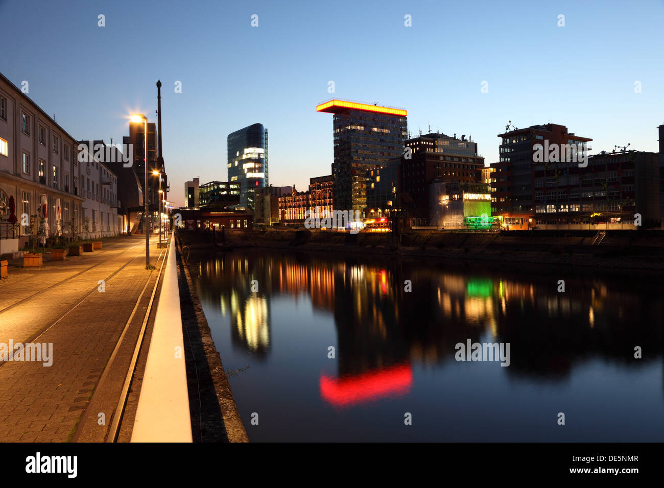 Vue de la nuit de l'Dusseldorf Media Harbour (Medienhafen) en Allemagne Banque D'Images