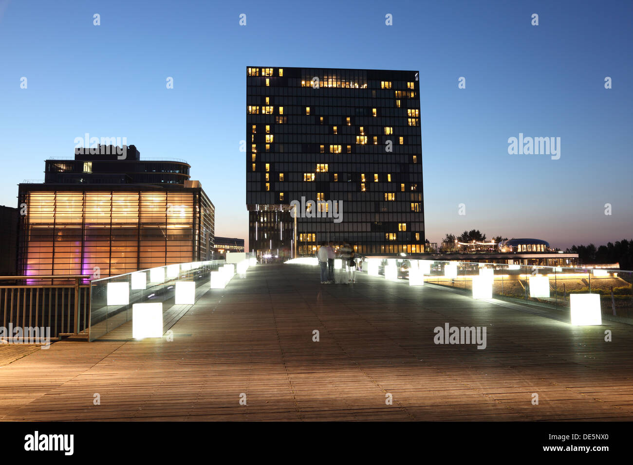 Vue de la nuit de l'Dusseldorf Media Harbour (Medienhafen) en Allemagne Banque D'Images